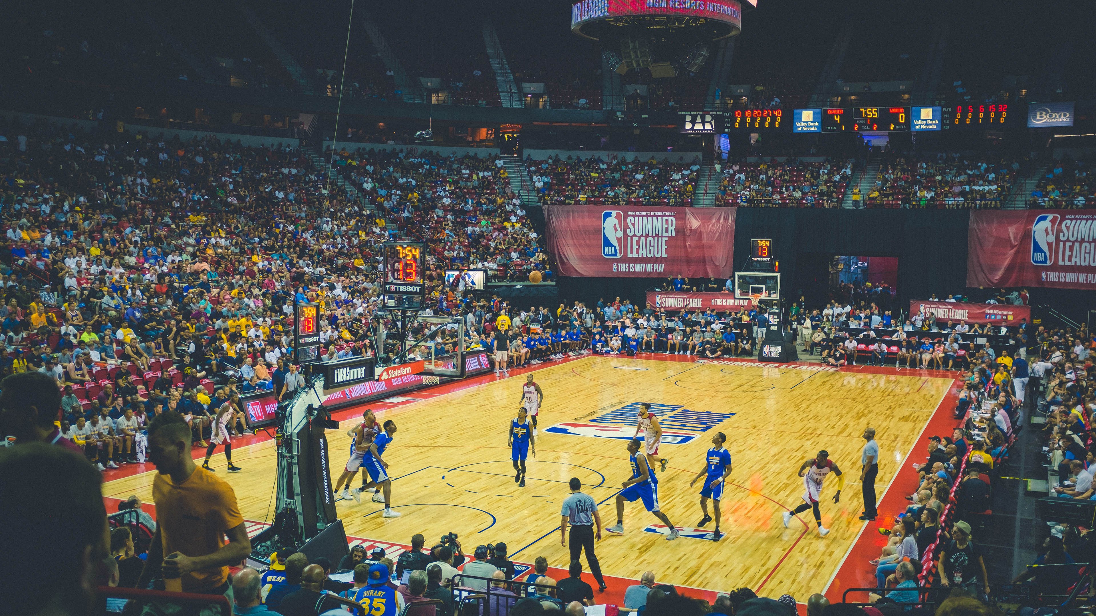 球迷“云支持”：线上线下的互动新体验，线上球赛