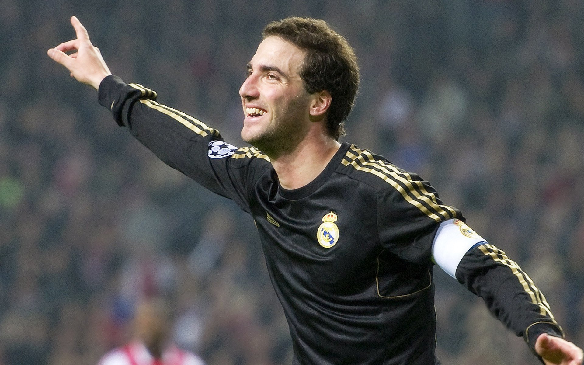 荷兰队在欧洲杯小组赛中表现不佳，最终以小组第三身份晋级淘汰赛。